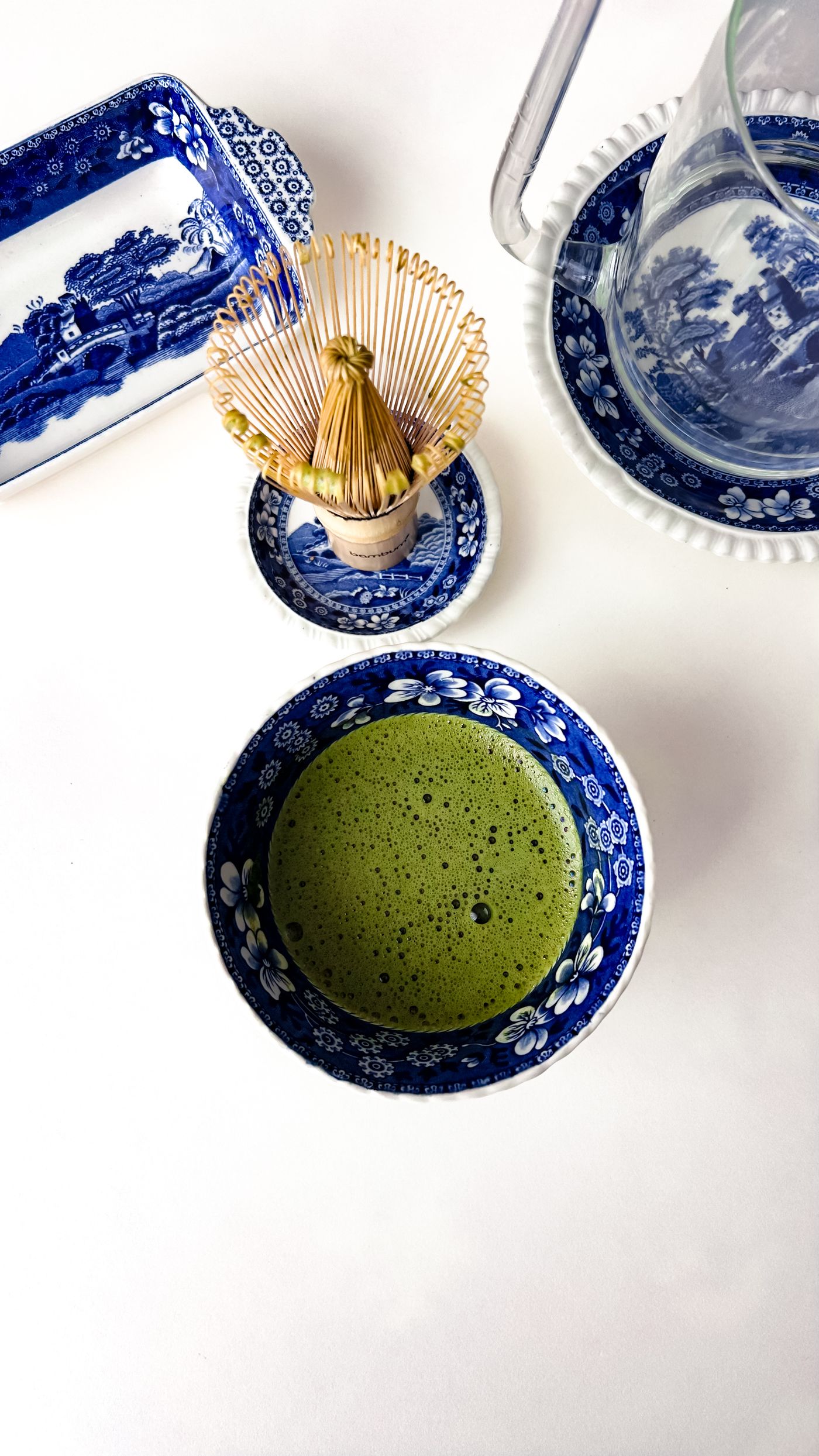 蓝白瓷碗中的抹茶与茶筅