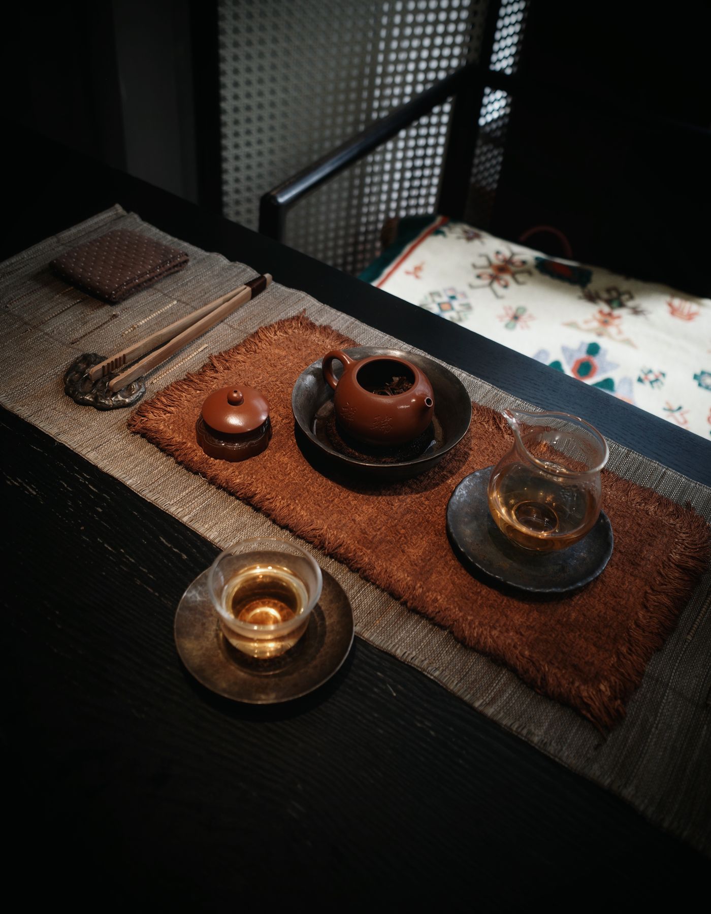 深色陶壶与玻璃公道杯
