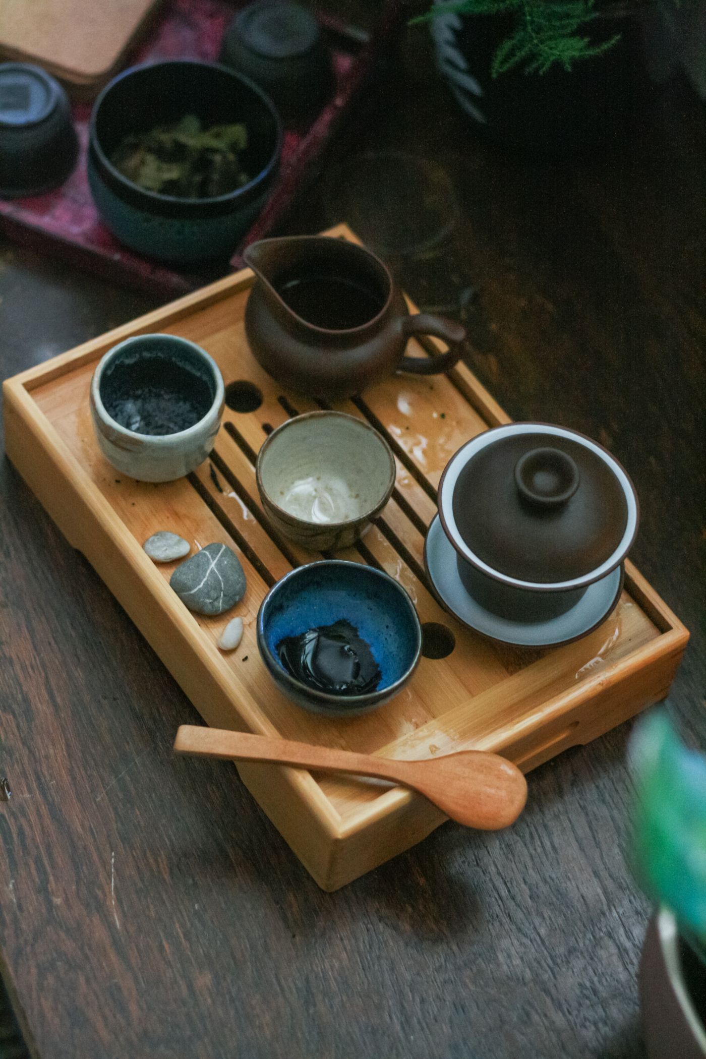 俯拍的茶盘与多只茶器