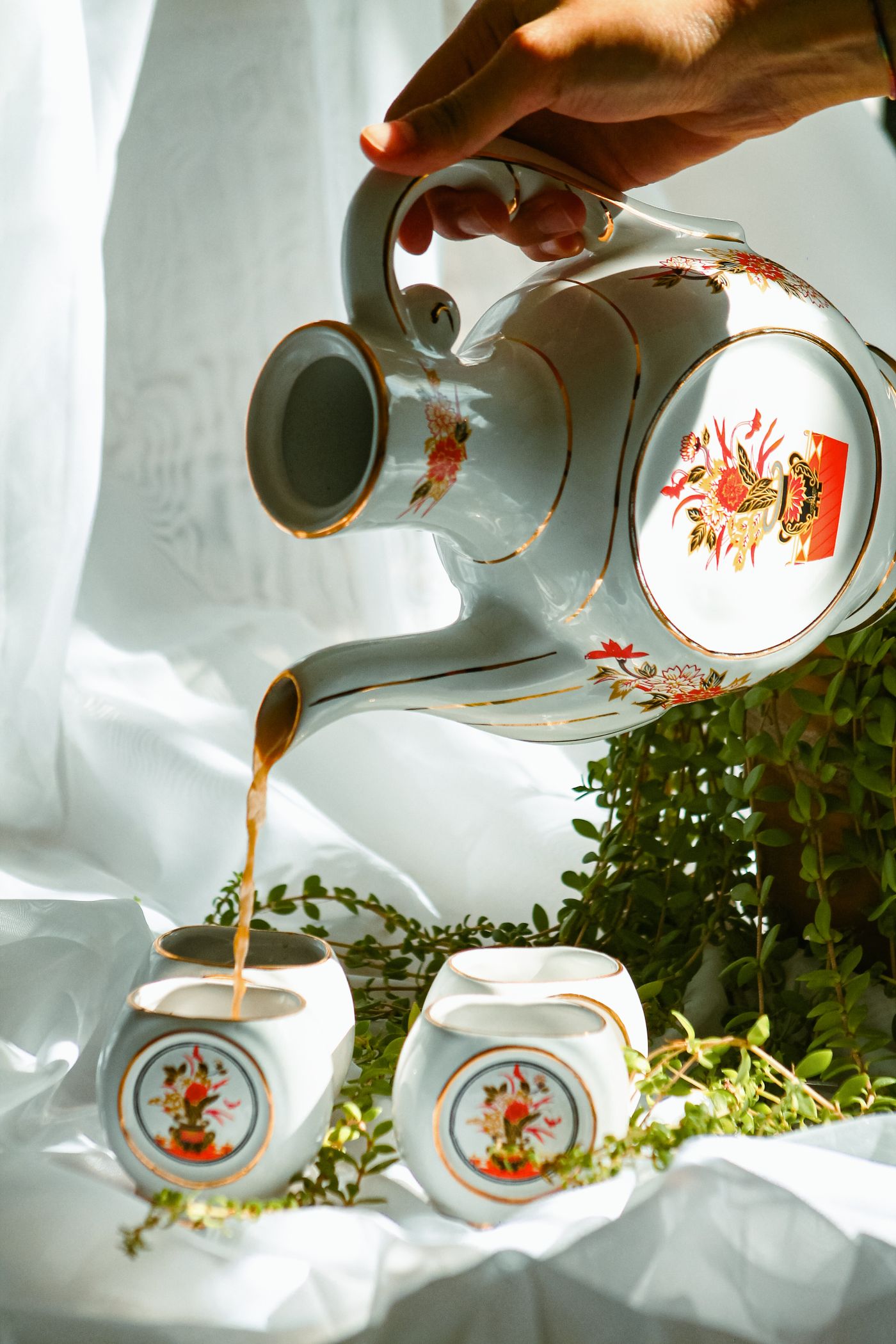 白瓷壶向两只杯中分茶